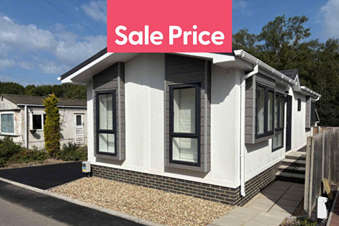 2 Bedroom Park Home For Sale In Reading, Berkshire, RG7