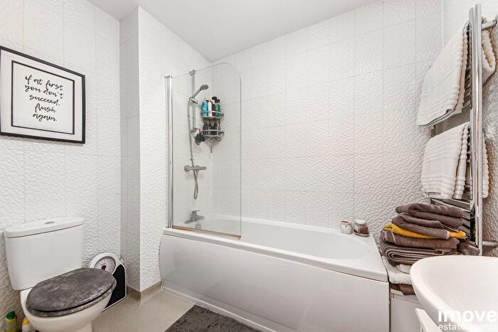 2 Bedroom Flat For Sale In Ellacombe Road, Torquay, TQ1