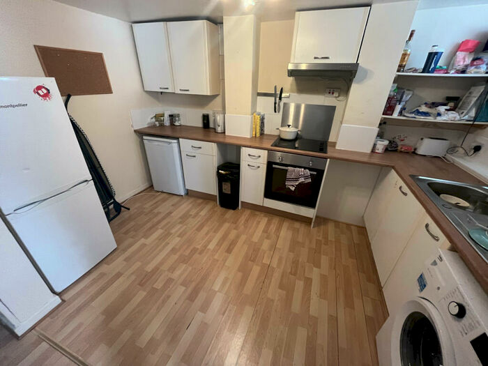 2 Bedroom Flat To Rent In Estcourt Avenue, Leeds, West Yorkshire, LS6