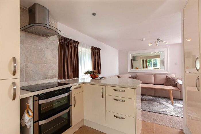 2 Bedroom Flat For Sale In Whitewells Road, Bath, BA1