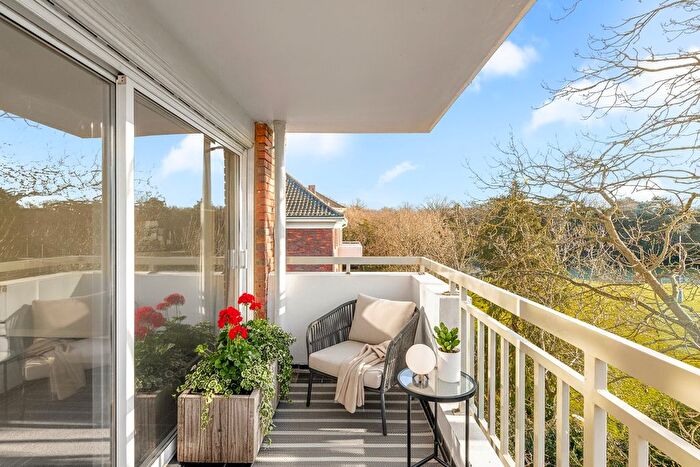 2 Bedroom Flat For Sale In Carisbrooke House, Courtlands, TW10