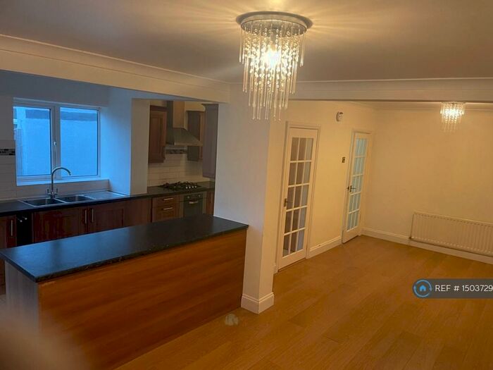 3 Bedroom Semi-Detached House To Rent In Linden Road, Luton, LU4