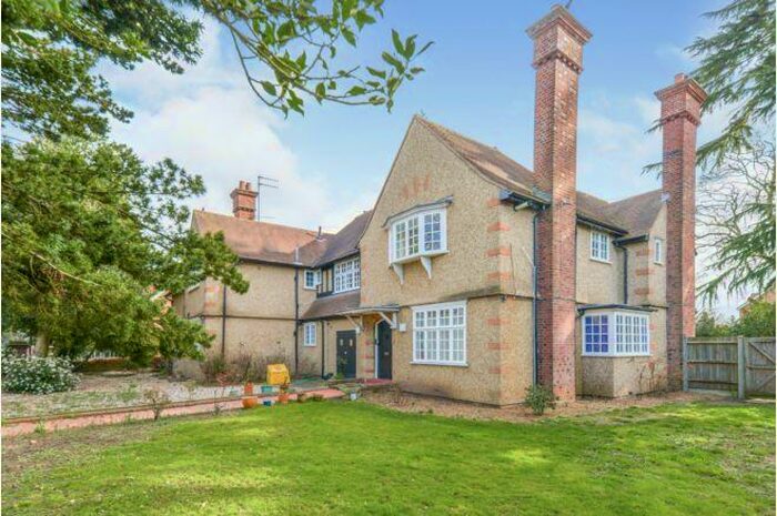 2 Bedroom Apartment To Rent In Hall Place, AL1