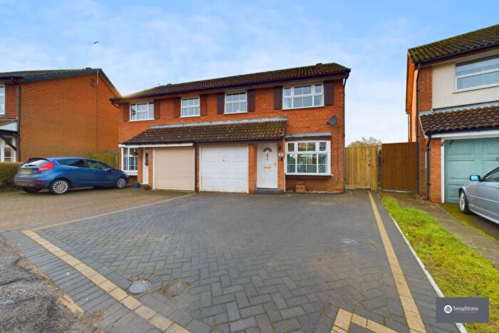 3 Bedroom Semi-Detached House For Sale In Ashwin Close, Brackley, NN13