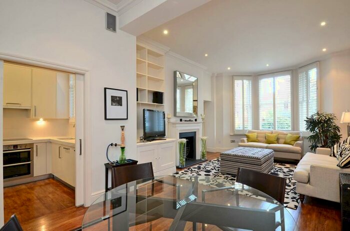 2 Bedroom Flat To Rent In Elm Park Gardens, Chelsea, London, SW10