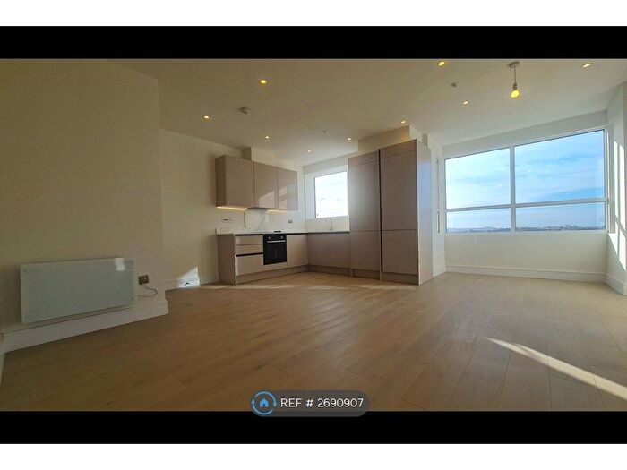 2 Bedroom Flat To Rent In Raffles House, London, NW4