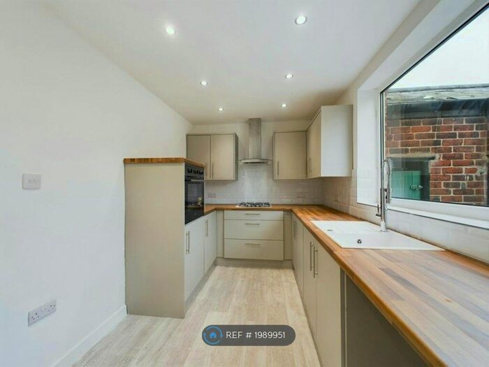 3 Bedroom Semi-Detached House To Rent In Brook Road, Rotherham, S65