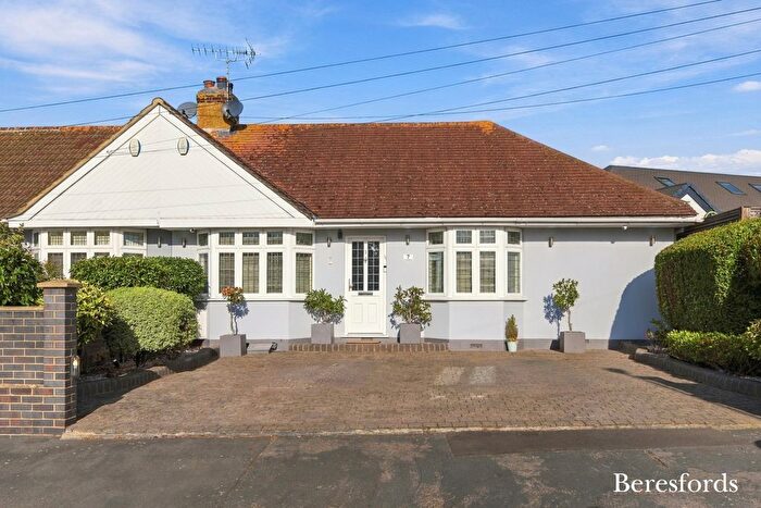 3 Bedroom Bungalow For Sale In The Drive, Collier Row, RM5