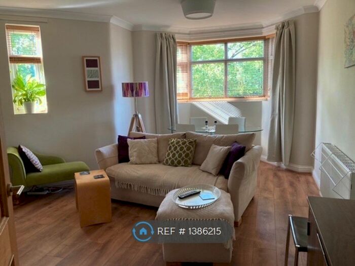 3 Bedroom Flat To Rent In Wilmslow Road, Manchester, M20