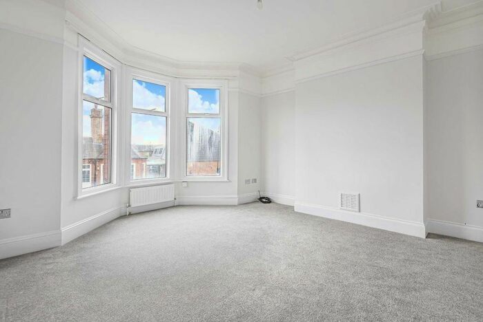 2 Bedroom Flat To Rent In Radbourne Road, London, SW12
