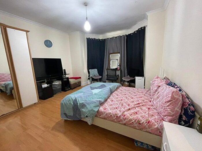 2 Bedroom Flat To Rent In First Floor Flat, Breamore Road, Ilford, Essex, IG3
