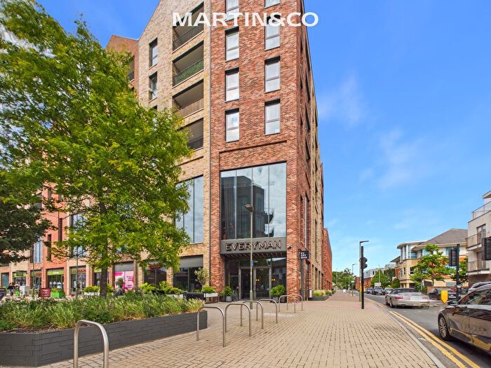 1 Bedroom Flat For Sale In Station Road North, Egham, TW20