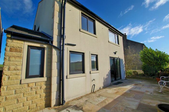 3 Bedroom Detached House To Rent In Stainland Road, Stainland, HX4