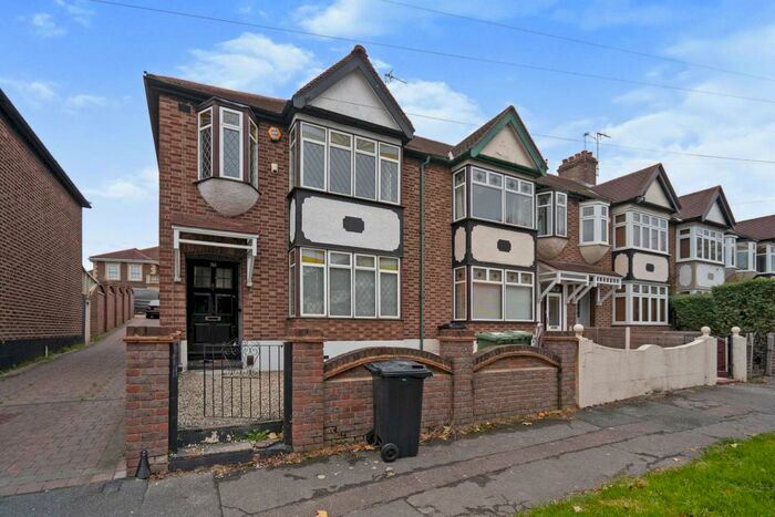 3 Bedroom End Of Terrace House To Rent In Chigwell Road, Woodford Green, IG8