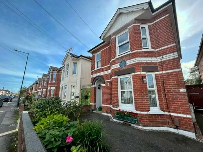 2 Bedroom Flat To Rent In Capstone Road, Charminster, BH8