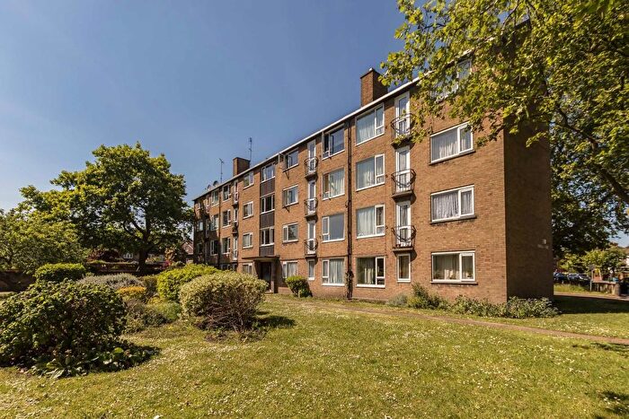 1 Bedroom Flat To Rent In Lower Mortlake Road, Richmond, TW9