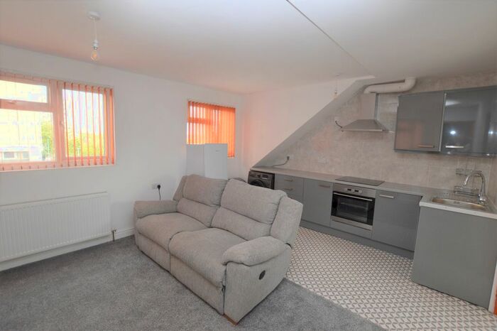 3 Bedroom Flat To Rent In Town Street, Leeds, LS12