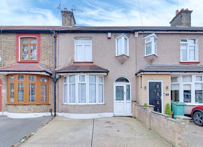 3 Bedroom Terraced House For Sale In Sunningdale Avenue, Rainham, RM13