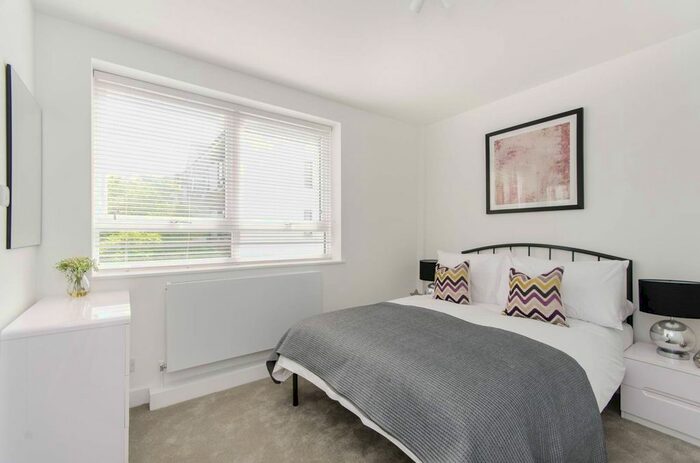 2 Bedroom Flat To Rent In Kew Bridge Court, Kew Bridge, London, W4