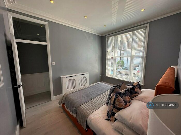 3 Bedroom Flat To Rent In Cressingham Road, London, SE13