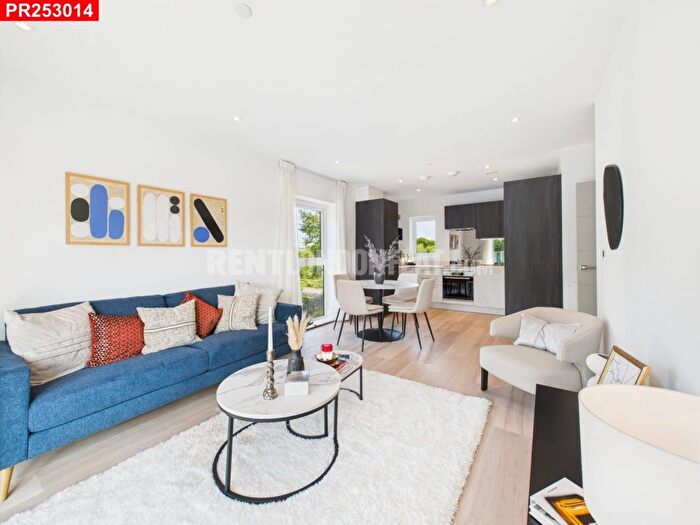 2 Bedroom Flat To Rent In Fairhaven Drive, Reading, RG2