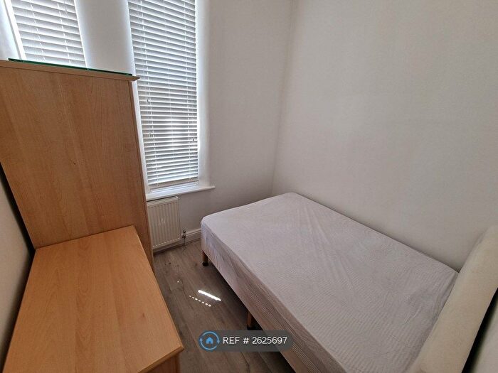 2 Bedroom Flat To Rent In Cambridge Gardens, London, W10