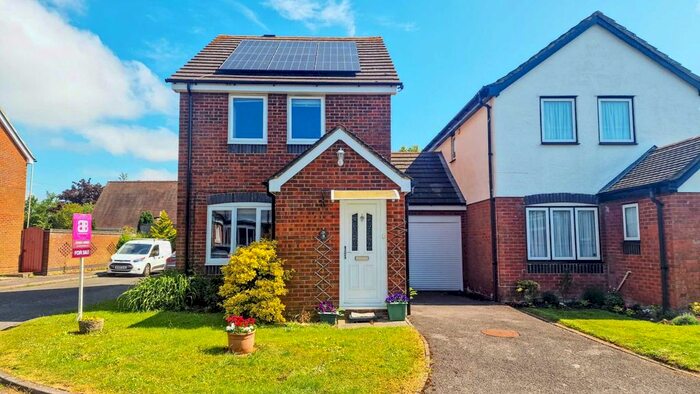 3 Bedroom Detached House For Sale In Chiltern Ridge, Stokenchurch - No Onward Chain, HP14