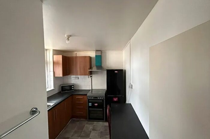 4 Bedroom Flat To Rent In Cambridge Heath Road, London, E1
