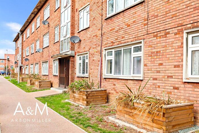 3 Bedroom Flat For Sale In Little Gearies, Barkingside, IG6