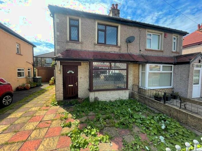 3 Bedroom Semi-Detached House To Rent In Ridgeway, Shipley, BD18