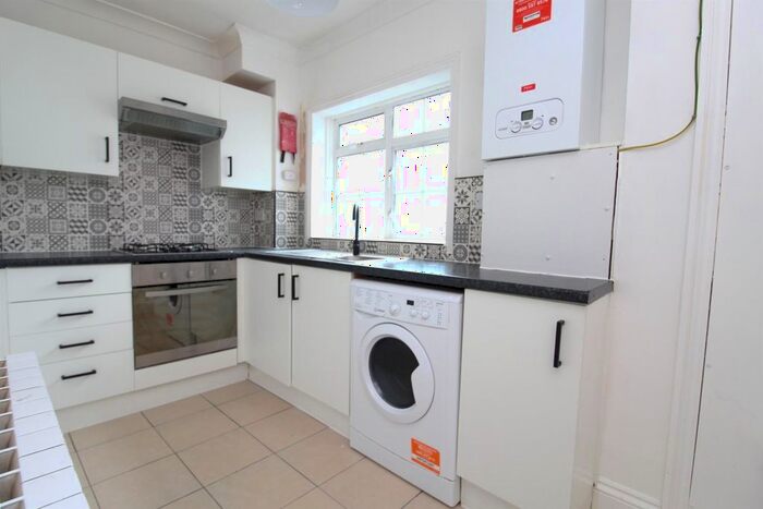 2 Bedroom Flat To Rent In Edward Avenue, Chingford, E4
