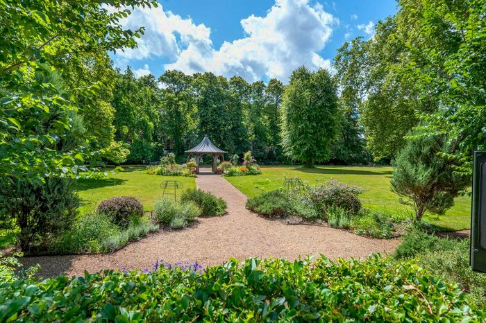 2 Bedroom Flat To Rent In Royal Crescent, Holland Park, London, W11