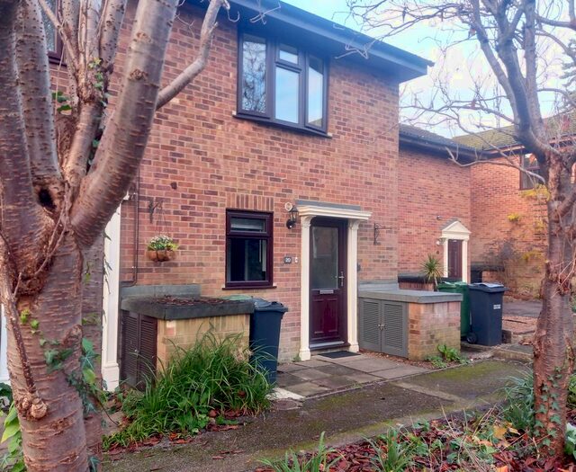 2 Bedroom Terraced House To Rent In Nash Gardens, Redhill, RH1