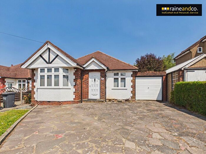3 Bedroom Bungalow For Sale In The Walk, Potters Bar, EN6