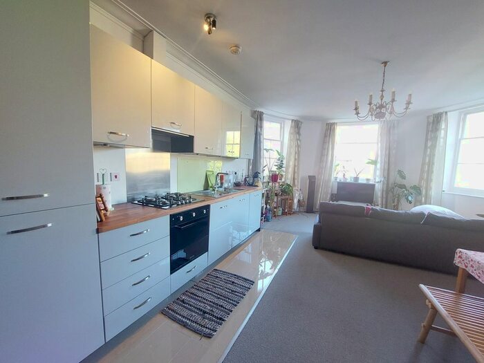 2 Bedroom Flat To Rent In Grosvenor Square, Southampton, SO15