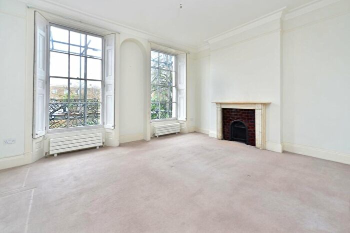 2 Bedroom Apartment To Rent In Canonbury Square, Islington, London, N1