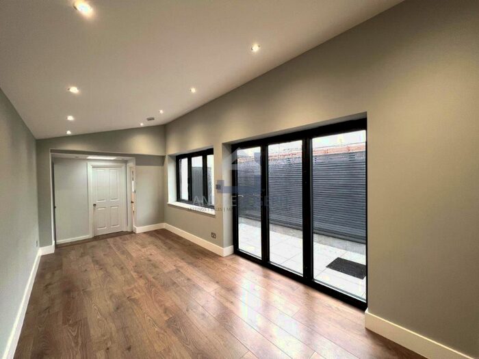 3 Bedroom Flat To Rent In Haydons Road, Wimbledon, SW19