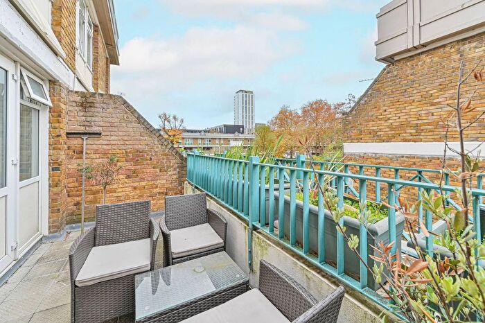 3 Bedroom Maisonette For Sale In Aytoun Road, Stockwell, London, SW9