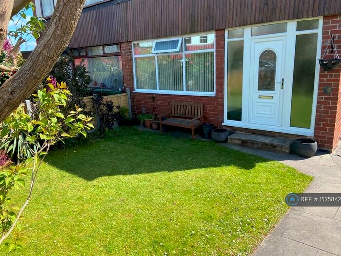 3 Bedroom Semi-Detached House To Rent In Grange Park Rise, Leeds, LS8