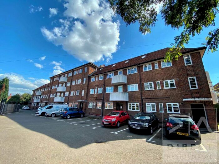 2 Bedroom Flat To Rent In Eastway, Epsom, KT19