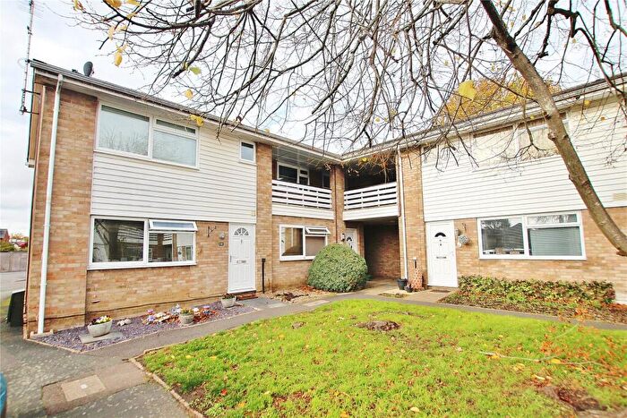 1 Bedroom Maisonette For Sale In Highclere Court, Knaphill, Woking, Surrey, GU21