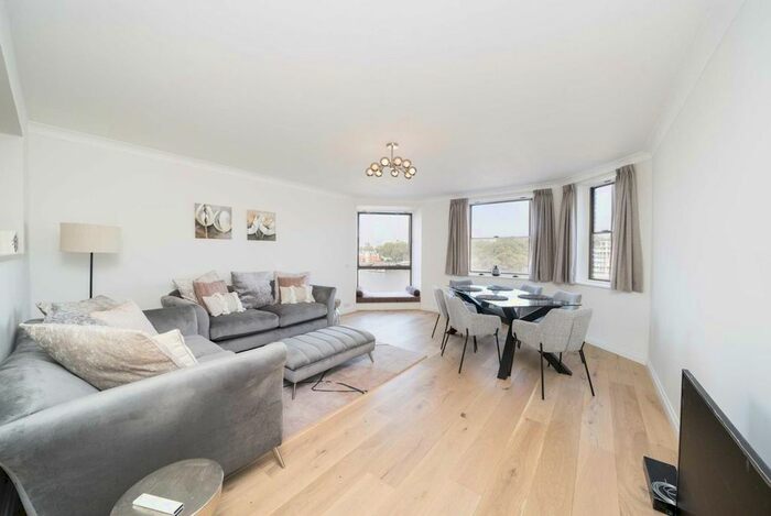 3 Bedroom Flat To Rent In Nine Elms Lane, London, SW8