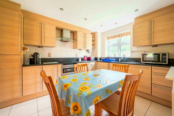 2 Bedroom Flat To Rent In Cross Lanes, , Guildford, GU1