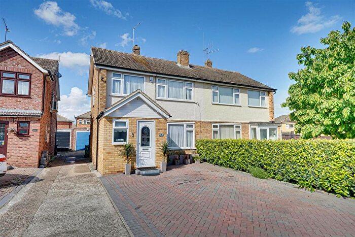 3 Bedroom Semi Detached House For Sale In Martins Drive, Cheshunt, Waltham Cross, EN8