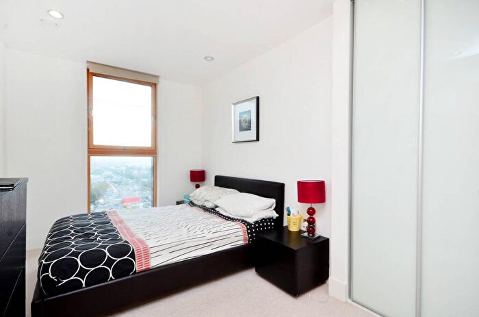 2 Bedroom Flat To Rent In Streamlight Tower, Canary Wharf, London, E14