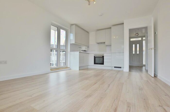 2 Bedroom Flat To Rent In Pigott Street, London, E14