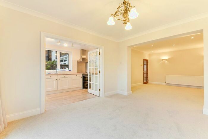 3 Bedroom Detached House To Rent In Thornhill Road, Surbiton, KT6