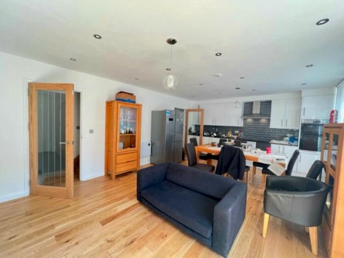 5 Bedroom Property To Rent In Sprowston Mews, Forest Gate, E7