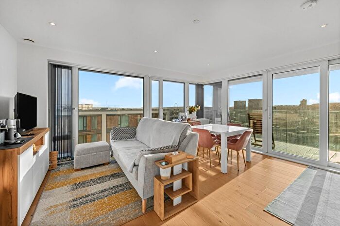 2 Bedroom Flat To Rent In Deveraux House, Duke Of Wellington Avenue, SE18