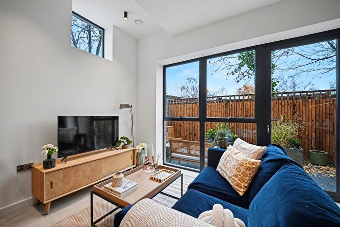 1 Bedroom Flat For Sale In Gainsborough Road, London, E11